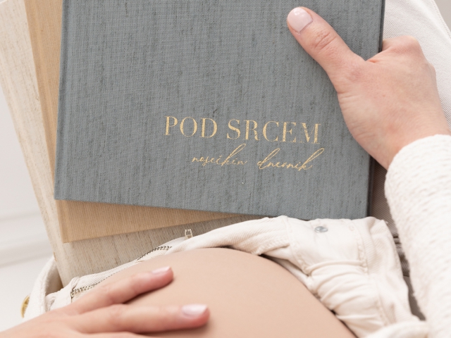 Personaliziran nosečniški dnevnik Pod srcem Personaliziran nosečniški dnevnik Pod srcem